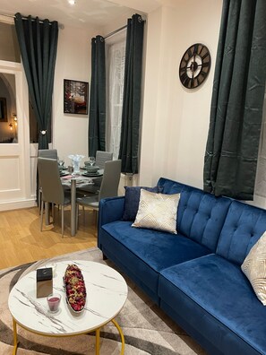 Living area - Central location, 10 mins away from London Winter Wonderland (London)