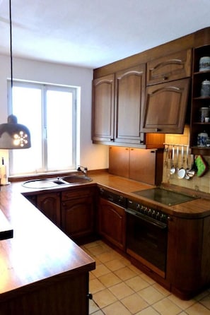 Fridge, oven, dishwasher, cookware/dishes/utensils