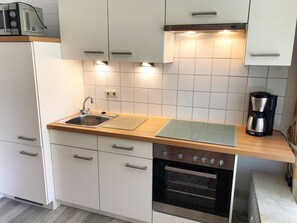Kühlschrank, Mikrowelle, Ofen, Kochgeschirr/Geschirr/Besteck