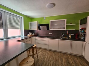 Kühlschrank, Mikrowelle, Ofen, Geschirrspüler