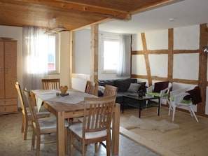 Dining - Wohnung in Creglingen mit Terrasse und Garten by Interhome (Creglingen)