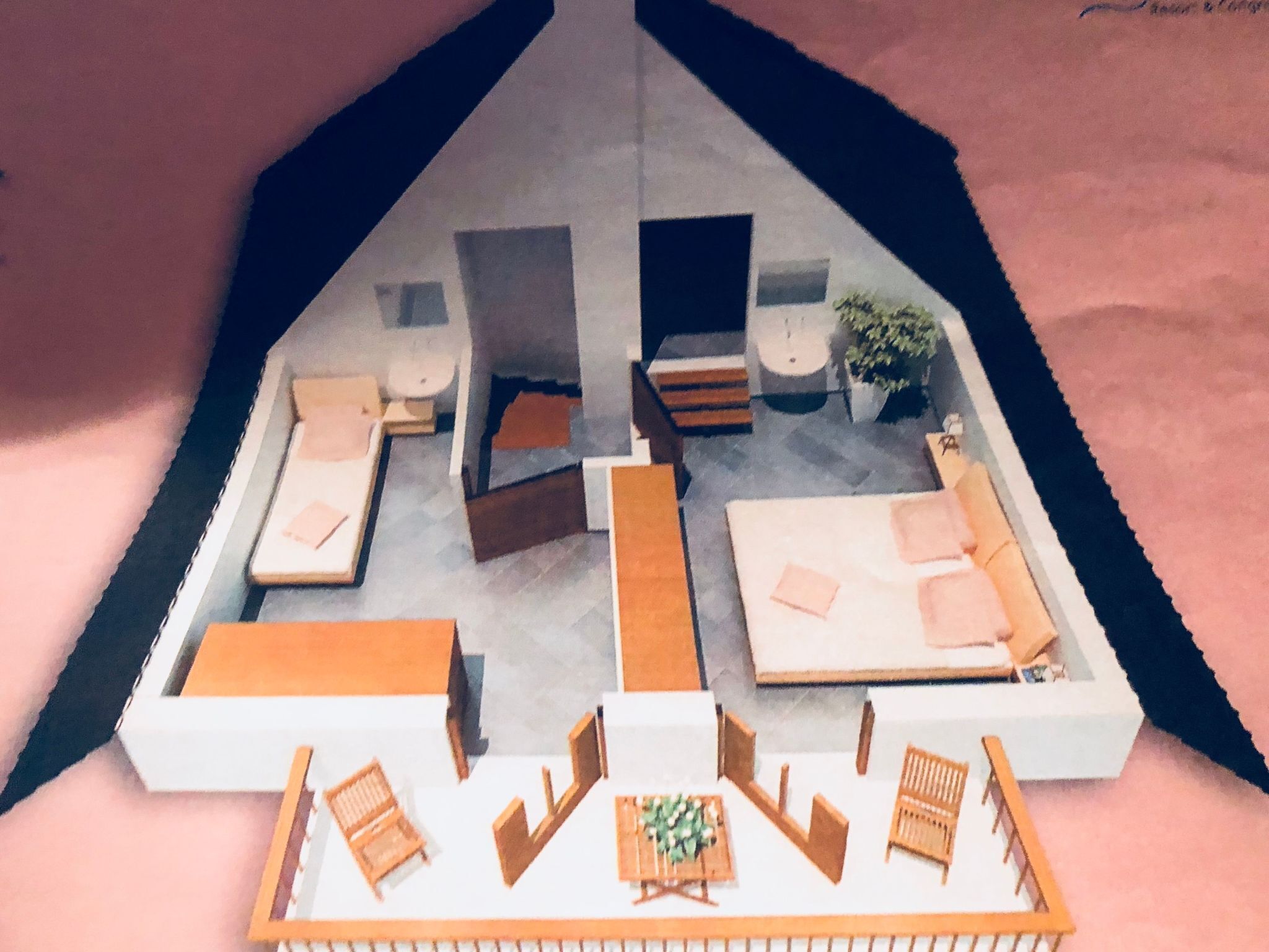 En model af et moderne hotelinteriør med et centralt loungeområde, flere siddepladser og et lille spiseområde.