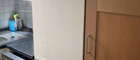 Fridge, microwave, dishwasher, cookware/dishes/utensils