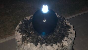 Una fuente de piedra circular con una luz central.