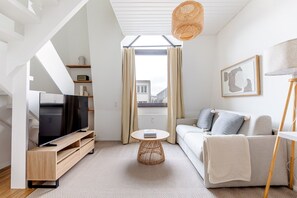 TV, stereo - Blueground | Ville Haute, view, nr Grand Ducal Palace (Luxembourg)