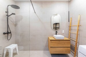 Hair dryer, towels - Blueground | Ville Haute, view, nr Grand Ducal Palace (Luxembourg)