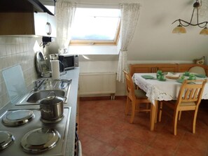 Fridge, cookware/dishes/utensils