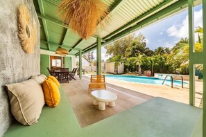 Outdoor dining - VILLA ÉMERAUDE classée 4 étoiles  – À 200 m du lagon de l’Eermitage – ST-GILLES-LES-BAINS (Saint-Gilles-Les-Bains)