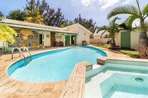 Pool - VILLA ÉMERAUDE classée 4 étoiles  – À 200 m du lagon de l’Eermitage – ST-GILLES-LES-BAINS (Saint-Gilles-Les-Bains)