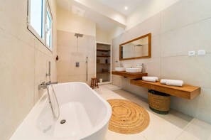 Shower, hair dryer - VILLA ÉMERAUDE classée 4 étoiles  – À 200 m du lagon de l’Eermitage – ST-GILLES-LES-BAINS (Saint-Gilles-Les-Bains)