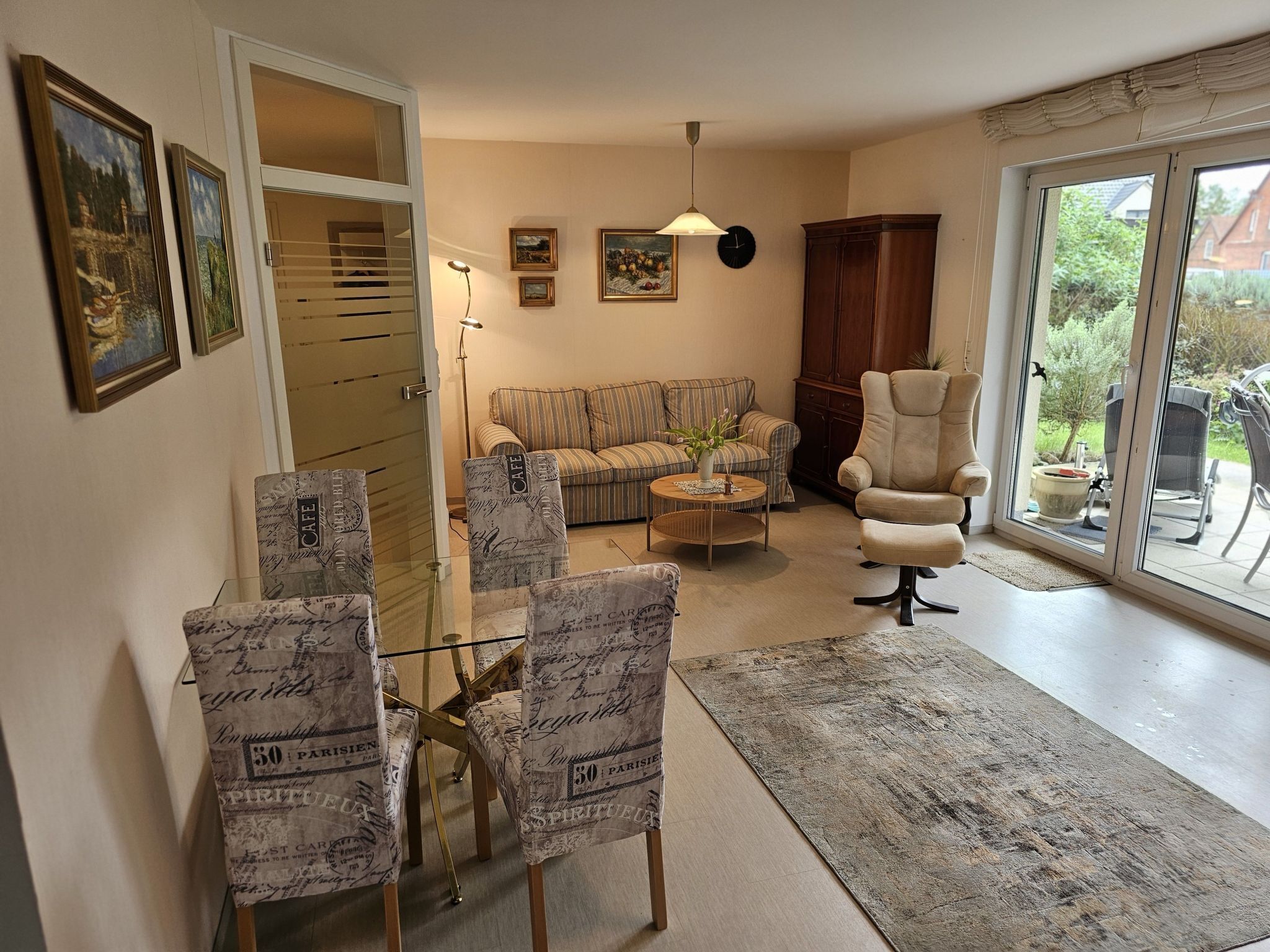 Una televisión, un reproductor de DVD