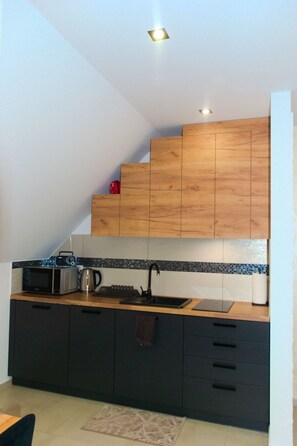 Kühlschrank, Mikrowelle, Geschirrspüler, Kochgeschirr/Geschirr/Besteck