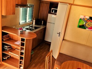 Réfrigérateur, micro-ondes, batterie de cuisine, vaisselle et ustensiles