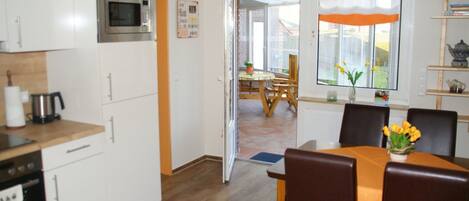 Kühlschrank, Mikrowelle, Ofen, Geschirrspüler