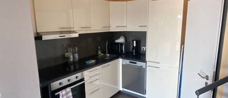 Kjøleskap, mikrobølgeovn, ovn og oppvaskmaskin