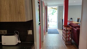 Eine moderne Küche mit einem eingebauten SEVERIN-Gerät, einem Holzkasten und einer roten Akzentwand.