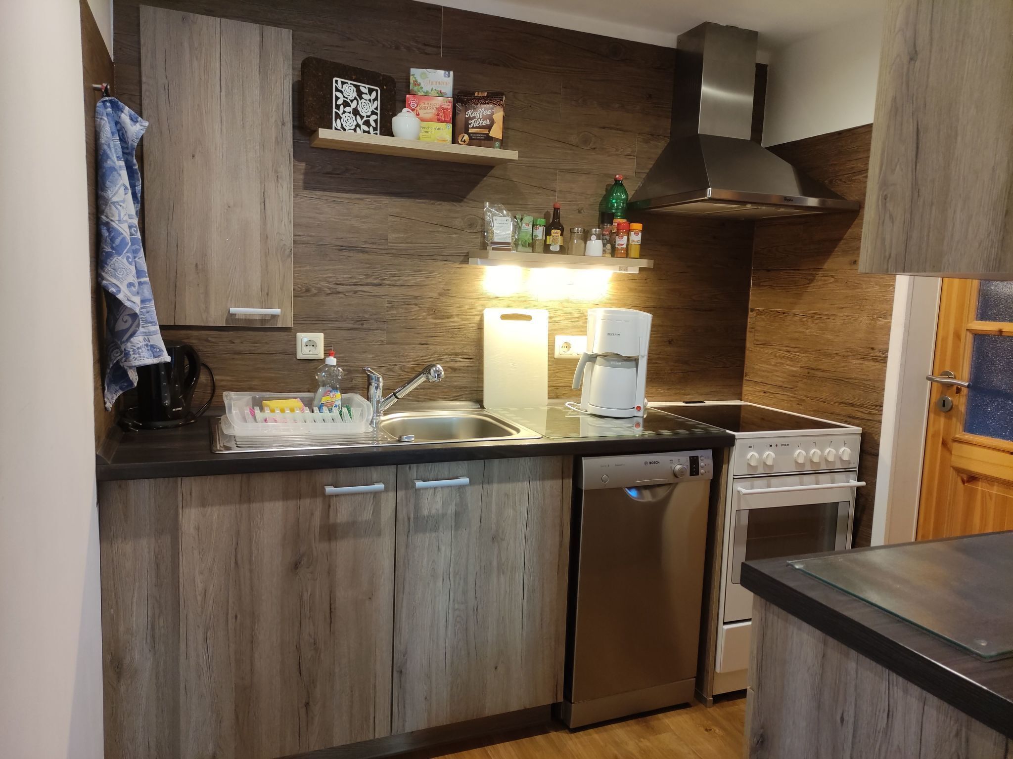 Kühlschrank, Mikrowelle, Ofen, Geschirrspüler