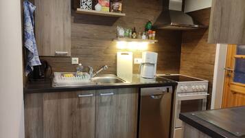 Kühlschrank, Mikrowelle, Ofen, Geschirrspüler