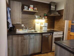 Kühlschrank, Mikrowelle, Ofen, Geschirrspüler