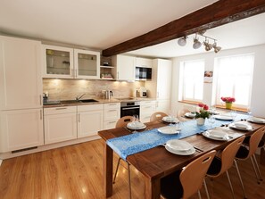 Jääkaappi, mikroaaltouuni, uuni, astianpesukone