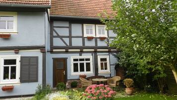 Ein traditionelles Fachwerkhäuschen mit einem Vorgarten.