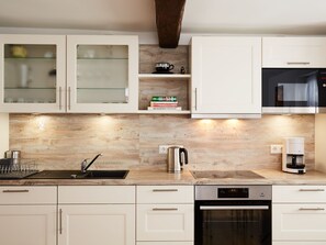 Jääkaappi, mikroaaltouuni, uuni, astianpesukone