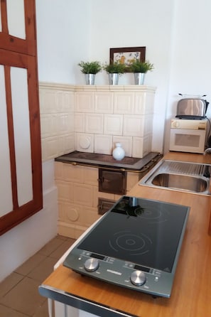 Réfrigérateur, batterie de cuisine, vaisselle et ustensiles