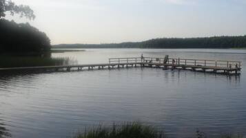 Un lago tranquillo con un molo di legno che si protende nell'acqua.