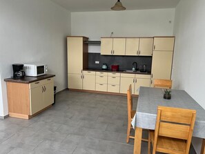 Kühlschrank, Mikrowelle, Kochgeschirr/Geschirr/Besteck