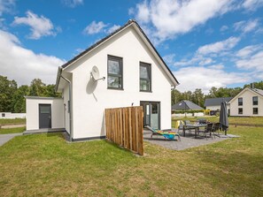 Outdoor dining - Erholung pur im Ferienhaus UTKIEK 75 by Interhome (Bodstedt)