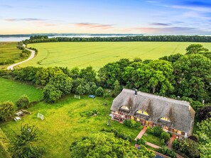 A thatched-roof house with a garden and a view of a lake. - Reethaus Mertinat ''For Ten'' mit Meerblick by Interhome (Gollwitz (Insel Poel))