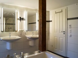 Bathroom - Reethaus Mertinat ''For Ten'' mit Meerblick by Interhome (Gollwitz (Insel Poel))