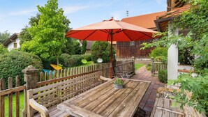 Outdoor dining - Gemütliches Ferienhaus in Tannenberg by Interhome (Burggen)