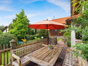 Outdoor dining - Gemütliches Ferienhaus in Tannenberg by Interhome (Burggen)