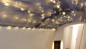 Ein gemütliches Schlafzimmer im Dachgeschoss mit Bett, Kissen und Kamin.