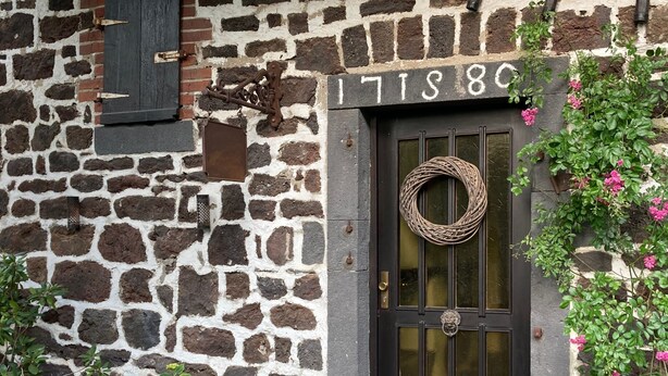 A stone building with a black door, a number plaque, and a wreath. - Weyerhof by Interhome (Kobern-Gondorf)