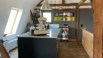 Kühlschrank, Ofen, Geschirrspüler, Kochgeschirr/Geschirr/Besteck