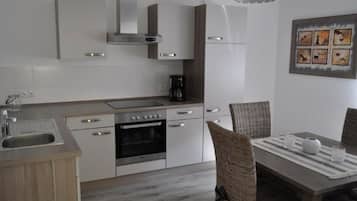 Kühlschrank, Ofen, Kochgeschirr/Geschirr/Besteck