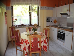 Refrigerador, microondas, horno y utensilios de cocina 