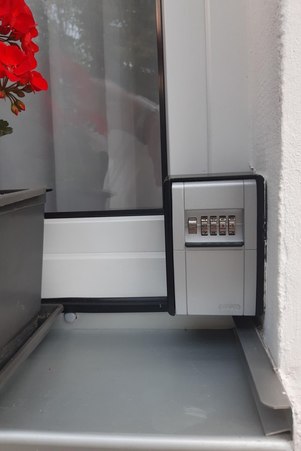 Ein kleiner, abgeschlossener Raum mit Fenster, Tür und Zahlenschloss.