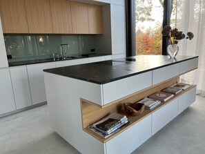 Kühlschrank, Ofen, Geschirrspüler, Kochgeschirr/Geschirr/Besteck
