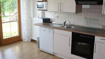 Kühlschrank, Mikrowelle, Ofen, Geschirrspüler