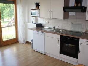 Frigorífico, microondas, horno y lavavajillas