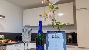 Kühlschrank, Ofen, Geschirrspüler, Kochgeschirr/Geschirr/Besteck