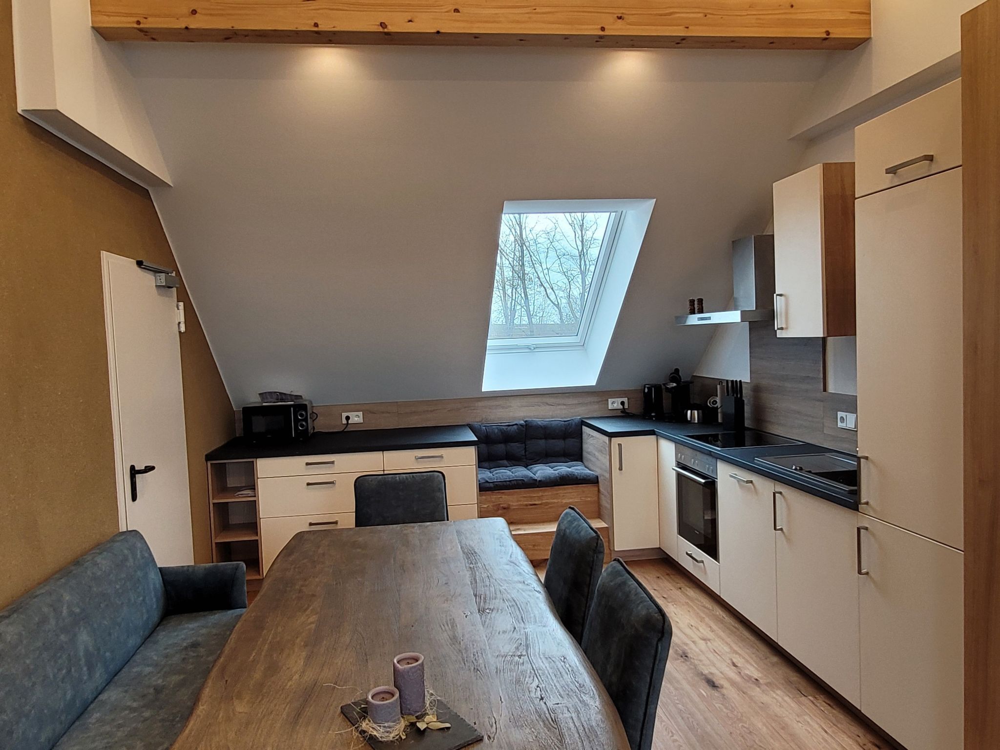 Réfrigérateur, un four, lave-vaisselle, vaisselle et ustensiles