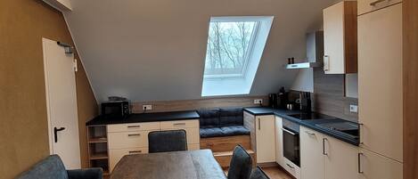 Refrigerador, horno, lavavajillas y utensilios de cocina