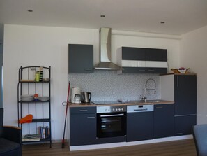 Kühlschrank, Ofen, Geschirrspüler, Kochgeschirr/Geschirr/Besteck
