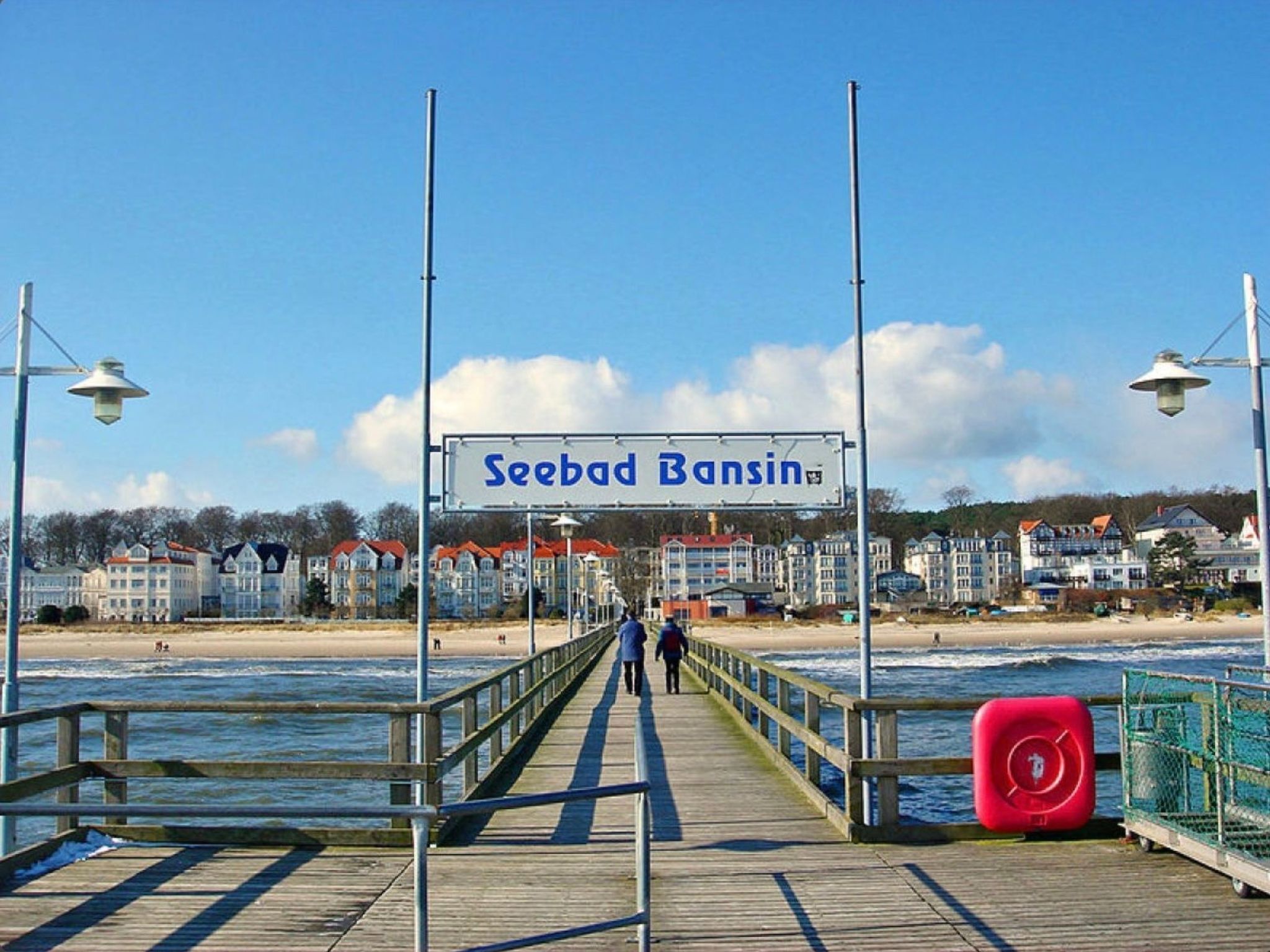 Une jetée mène à la station balnéaire de Seebad Bansin et offre une vue dégagée sur la plage et les bâtiments qui se dressent à l’arrière-plan.