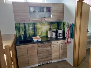 Kühlschrank, Mikrowelle, Ofen, Kochgeschirr/Geschirr/Besteck