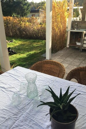 Outdoor dining - Bungalow Mecklenburgische Seenplatte by Interhome (Wesenberg)